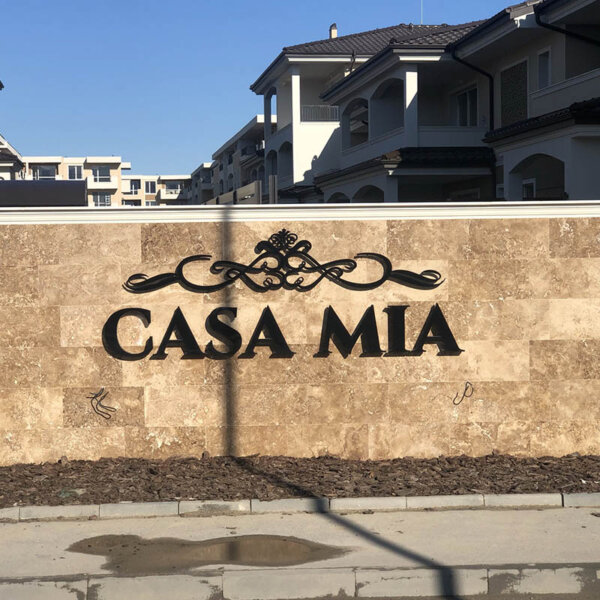 Обемни букви от плексиглас с дистанционери – Casa Mia Обемни букви от черен плексиглас с дистанционери - Casa Mia, Пловдив