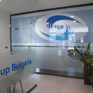 Wrapping windows with frosted decorative film – G&V Logistics Wrapping windows with frosted decorative film  - TGB