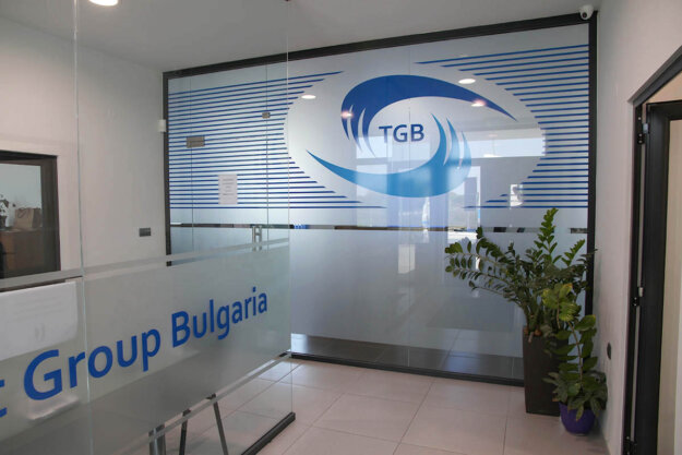 Wrapping windows with frosted decorative film  - TGB