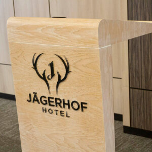 Релефни букви и лого тип сандвич върху катедра – Хотел Jagerhof Релефни букви и лого тип сандвич върху катедра - Хотел Jagerhof, конферентна зала