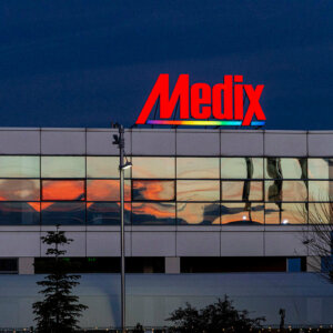 Светещи обемни букви и лого Светещи обемни букви и лого за Medix