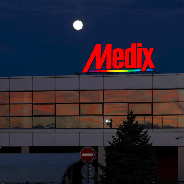 Illuminated channel letters and logo – Medix Illuminated channel letters - Medix