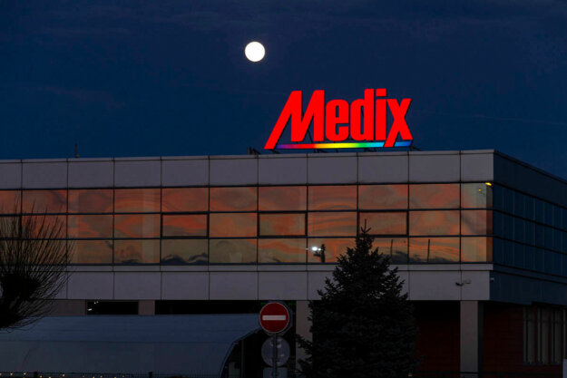 Illuminated channel letters - Medix