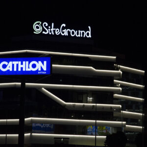 Светещи обемни букви и лого – SiteGround, София София SiteGround - Светещи обемни букви и лого