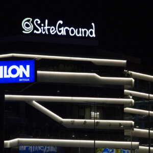 София SiteGround – Светещи обемни букви и лого Светещи обемни букви и лого - SiteGround, София