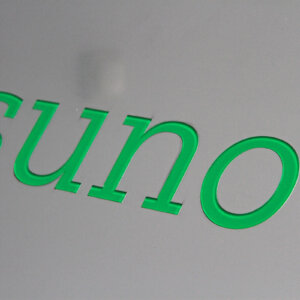 Табела Sunotec от драна неръждаема ламарина и вградени букви Табела Sunotec от драна неръждаема ламарина и вградени букви