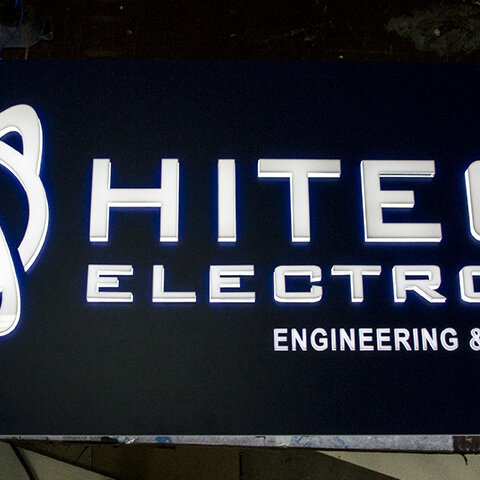 Табела с релефни букви тип сандвич – Hitech Electronics Светещи букви тип сандвич с прозрачен и бял плексиглас - Hitech