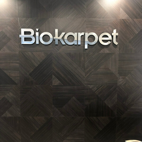 Обемни букви от плексиглас с лице от неръждавейка за Biokarpet