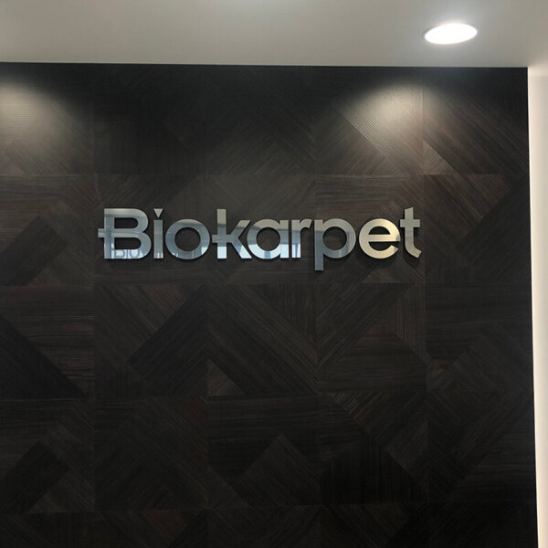 Обемни букви от плексиглас с лице от неръждавейка за Biokarpet, София Обемни букви от плексиглас с лице от неръждавейка за Biokarpet