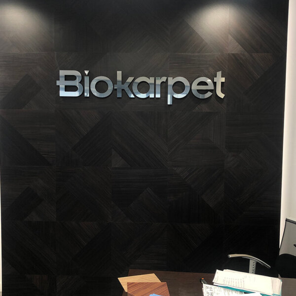 Обемни букви с лице от неръждавейка за Biokarpet, София Обемни букви от плексиглас с лице от неръждавейка за Biokarpet