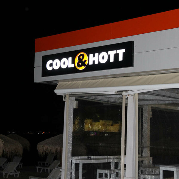 Светеща табела от еталбонд за заведение Cool Hott Светеща табела от еталбонд за заведение Cool Hott