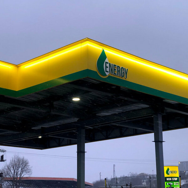 Външна реклама за Energy Oil Светещи табели с цени, букви от PVC и зелена лента фолио за бензиностанция Energy Oil