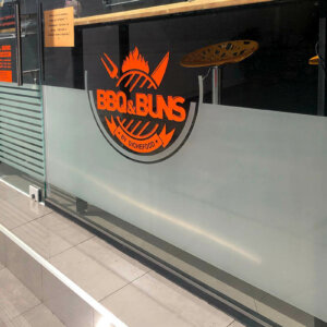 Брандиране на витрина на обект BBQ & Buns, Пловдив Брандиране на витрина на обект BBQ & Buns, Пловдив