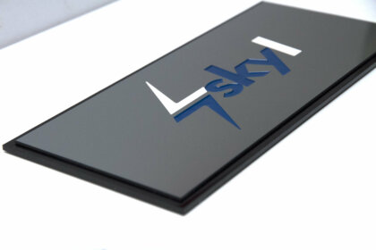 Метализирана интериорна табела