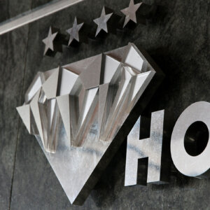 Ефектно лого от неръждавейка и плексиглас за хотел Диамант Ефектно лого от неръждавейка и плексиглас за хотел Диамант в Слънчев Бряг