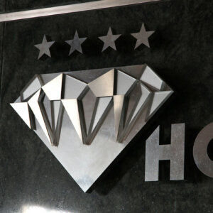 Ефектно лого от неръждавейка и плексиглас за хотел Диамант в Слънчев Бряг Ефектно лого от неръждавейка и плексиглас за хотел Диамант