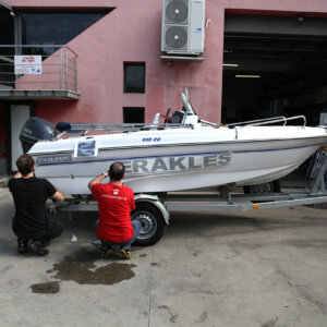 Облепяне на моторна лодка с рекламни графики