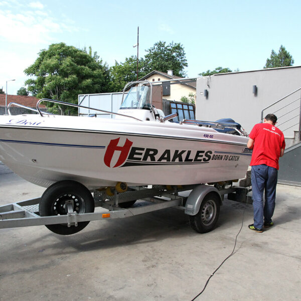 Wrapping a motorboat with advertising graphics
