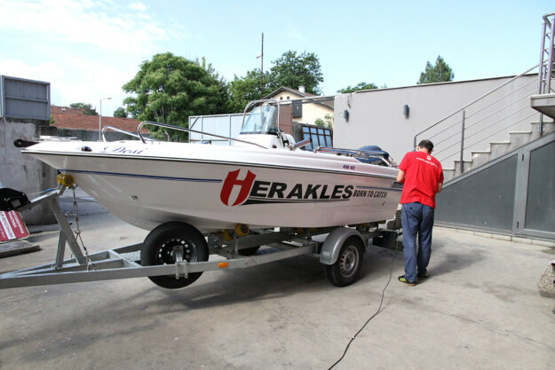 Wrapping a motorboat with advertising graphics