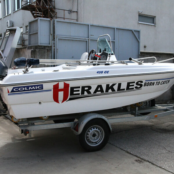 Облепяне на моторна лодка с рекламни графики от Рекламна агенция Медия Дизайн