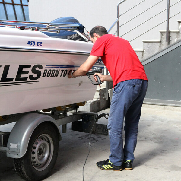 Wrapping a motorboat with advertising graphics