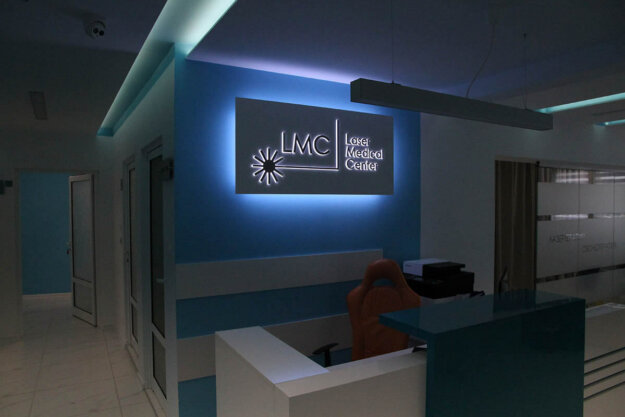 Светеща табела с вградени букви с амбиентно светене за LMC