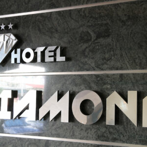 Хотел Диамант – интериорни иноксови обемни букви и лого Обемни букви и лого от плексиглас и неръждавейка за хотел Димант