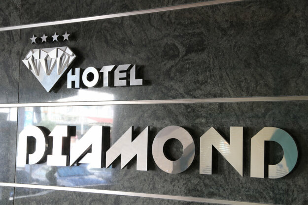 Channel letters and logo from plexiglass and stainless steel for Hotel Diamond