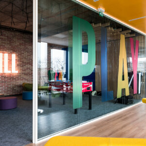 Брандиране на витрина в офис за Reward Gateway