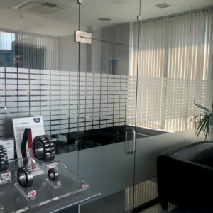 Облепяне на витрини с фростед фолио - Авангард Консулт