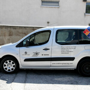 Брандиране на фирмен автомобил с рекламни графики за Stabil Engineering