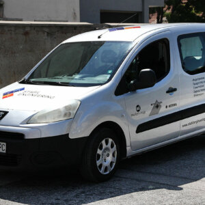 Облепяне с рекламни графики на фирмен автомобил Stabil Engineering