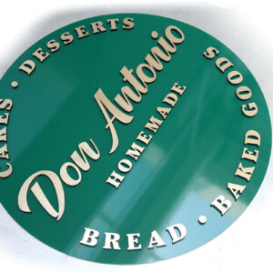 Интериорна табела с релефни букви тип сандвич – Don Antonio Релефни букви със златен ABS върху интериорна табела Don Antonio