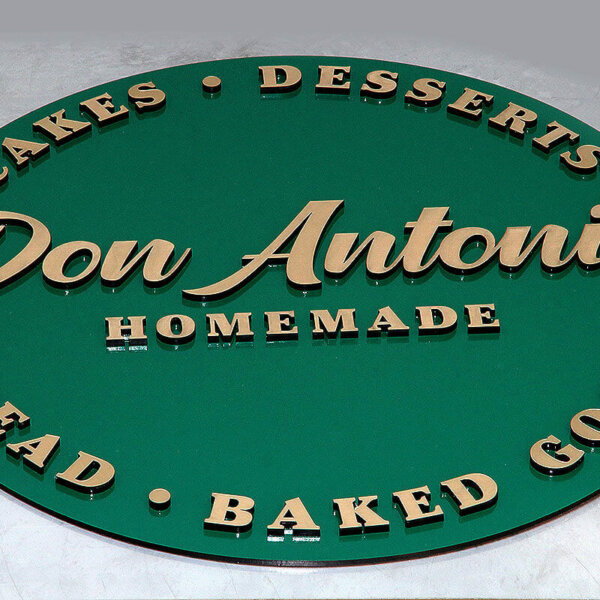 Интериорна табела със златни релефни букви тип сандвич – Don Antonio Интериорна табела с релефни букви тип сандвич - Don Antonio