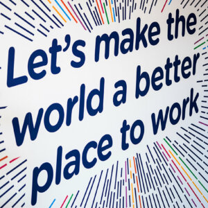 Облепяне на стена със самозалепващо фолио в офис на Reward Gateway, Пловдив Облепяне на стена с фолио в офис, Пловдив