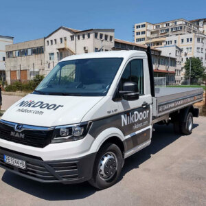 Облепяне на фирмен автомобил за NikDoor, извършено от Рекламна агенция Медия Дизайн