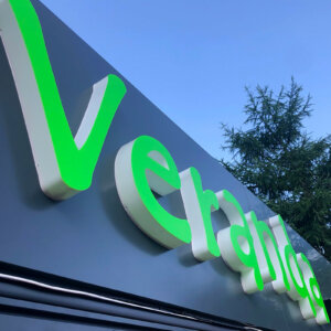 Светещи обемни букви от плексиглас и фолио за Veranda - Bar & Dinner