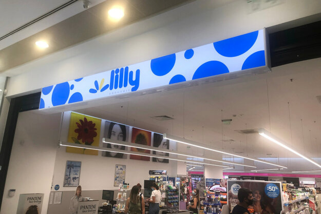 Illuminated flexible face sign with aluminum profiles - Lilly Drogerie