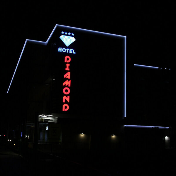 Хотел засия ярко с LED кантове от Рекламна агенция Медия Дизайн LED кантове за хотел Диамант, Слънчев бряг