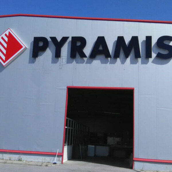 Pyramis – обемни букви с контражурно осветяване Обемни букви с контражурно осветяване за Pyramis