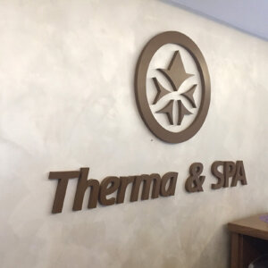 Интериорни обемни букви Therma & SPA от боядисана неръждавейка – СПА хотел Исмена Интериорни обемни букви Therma & SPA