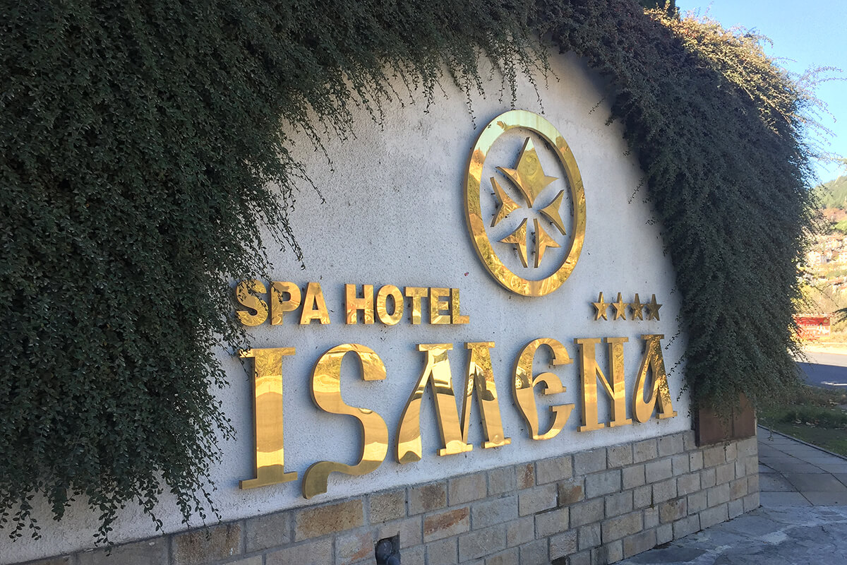 Golden stainless steel channel letters for Hotel Ismena - Devin