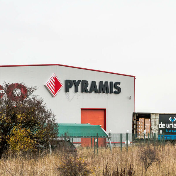 Обемни букви с контражурно осветяване за Pyramis Pyramis - обемни букви с контражурно осветяване