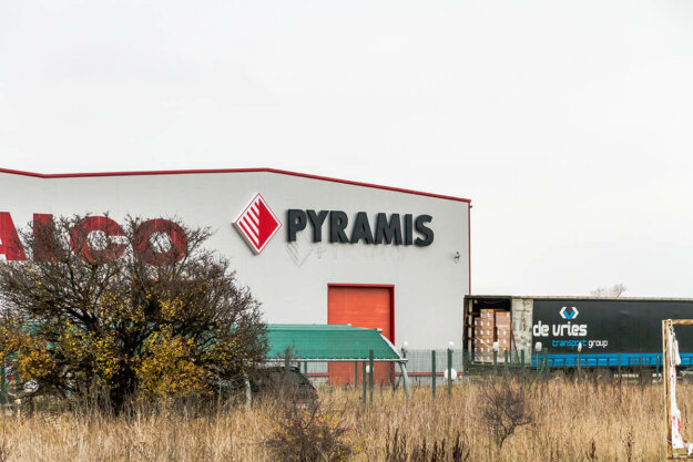 Pyramis - Illuminated logo and back-lit channel letters