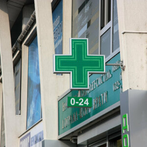 Светещ кръст и светещи обемни букви за Аптека Dara