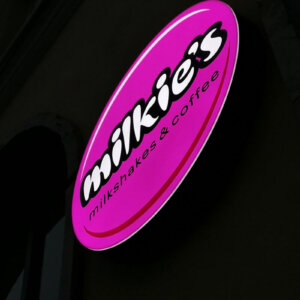 Светеща табела от плексиглас за Milkies, Шумен