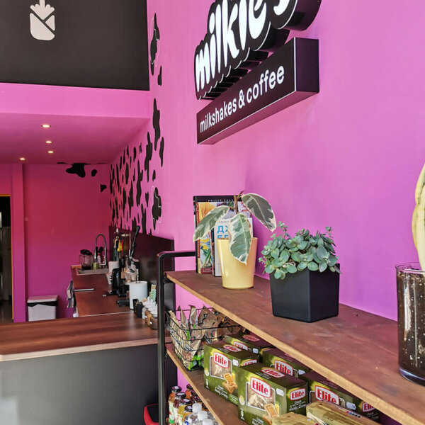 Светещи обемни букви от плексиглас за Milkies, Шумен