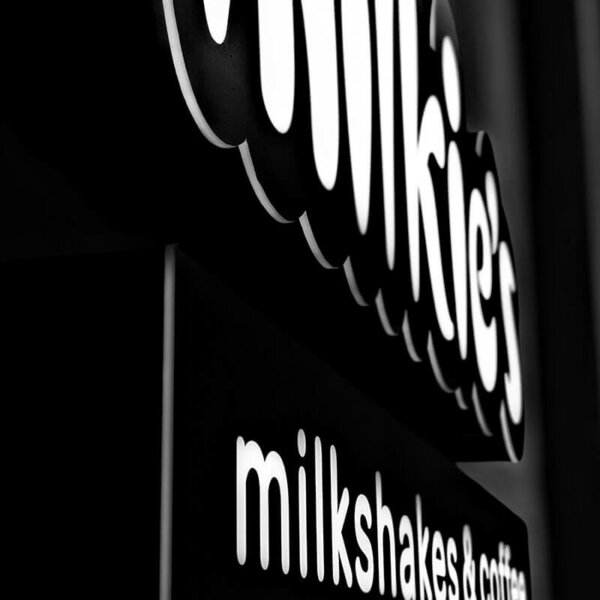 Светещи обемни букви с транслуцентно фолио за Milkies Светещи обемни букви с транслуцентно фолио за Milkies
