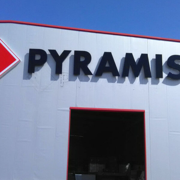 Светещи контражурно обемни букви и рекламна табела за Pyramis Pyramis - обемни букви с контражурно осветяване