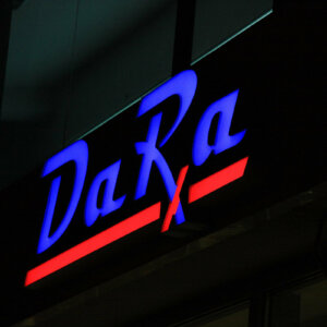 Светещ кръст и обемни букви от Алурапид за Аптека Dara